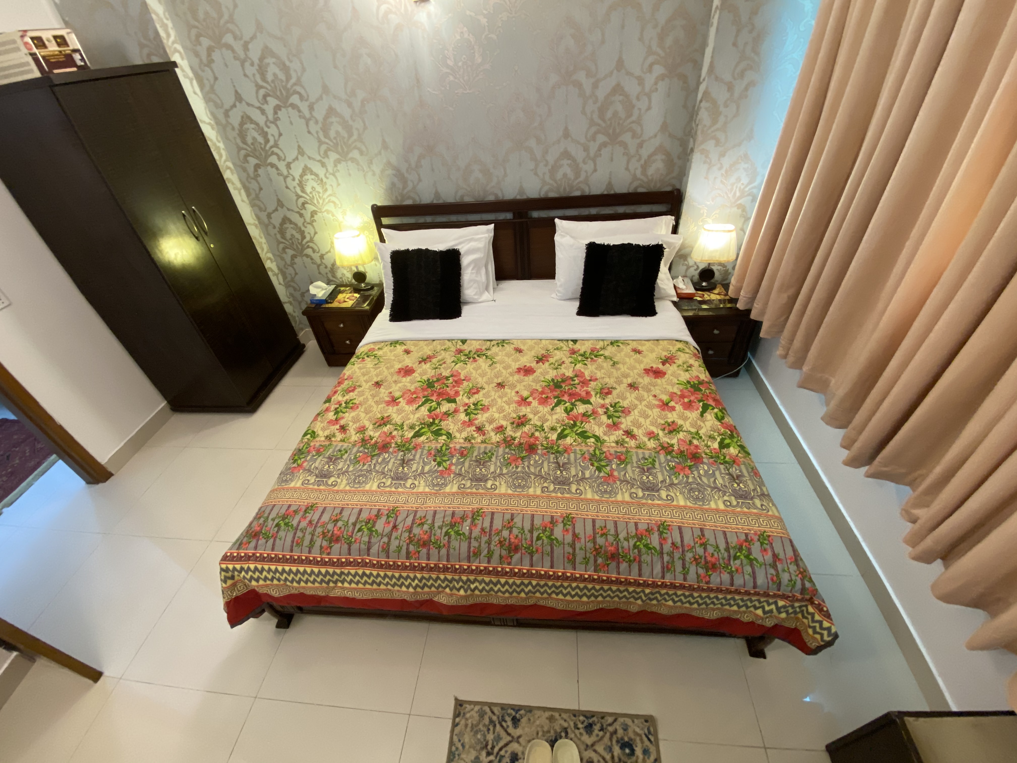 Luxury Master Bedroom with Queen Bed