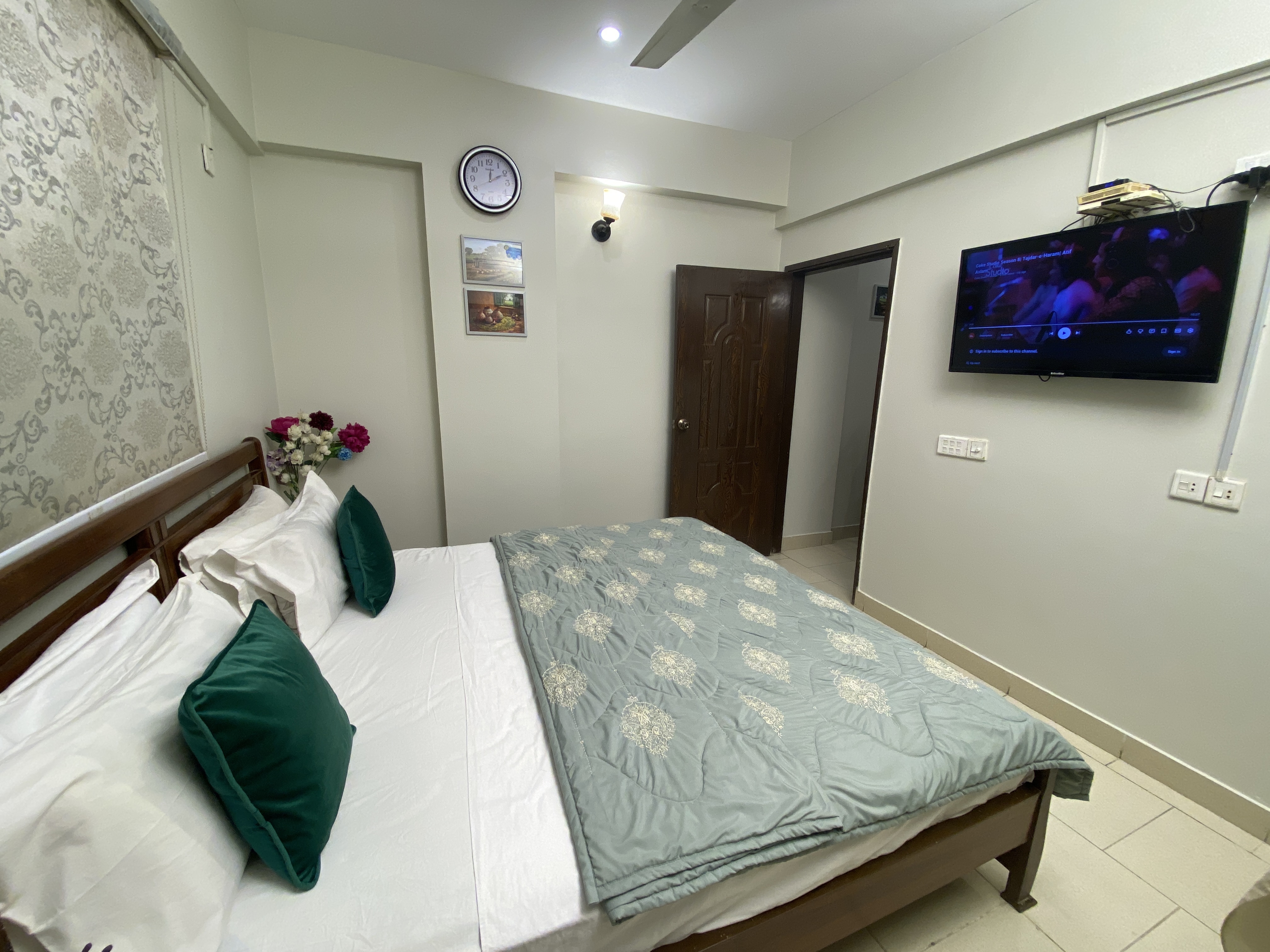 Luxury Master Bedroom with Queen Bed